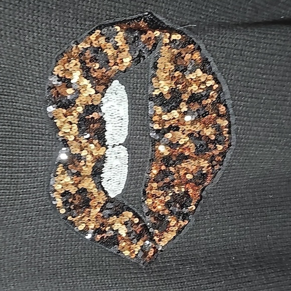 Torrid Drop Shoulder Sequin Turtle Neck Muah Lips Sweater Size 3/4 NWT - Picture 4 of 8